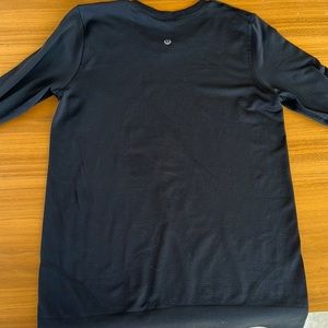 lululemon athletica - size 4 / relaxed long sleeve swiftly tech in black.